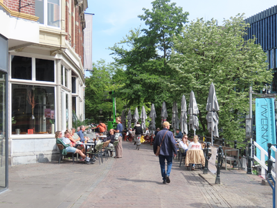 912914 Gezicht op het terras van de 'PK bar & kitchen' (Oudegracht 101-103) te Utrecht, van bij de Jansbrug.